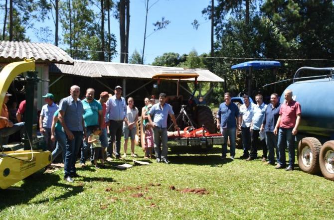 Vereadores entregam maquinário na Comunidade da Flor do Pinho